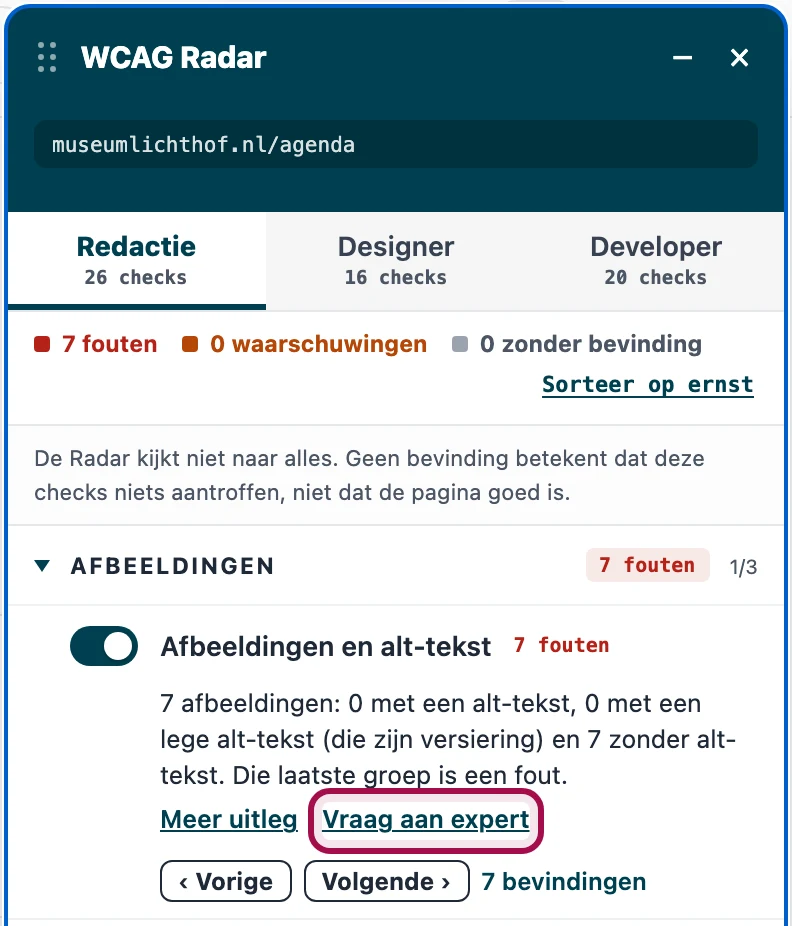 Het paneel van WCAG Radar naast een pagina van Museum Lichthof. Bovenin het adres van de pagina, daaronder de drie tabbladen Redactie, Designer en Developer, en de stand: 7 fouten, 0 waarschuwingen. In het thema Afbeeldingen staat de check Afbeeldingen en alt-tekst aan, met daaronder de samenvatting: 7 afbeeldingen, waarvan 7 zonder alt-tekst. Onder die samenvatting staan twee links, Meer uitleg en Vraag aan expert, en om die tweede staat een magenta randje.